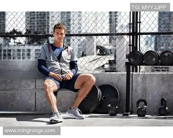 足球明星男生身材展示与健身秘诀分享，激励你追求完美体型